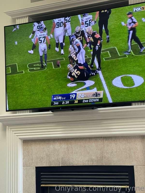 Who’s watching football today? 🏈 My damn Seahawks are losing..