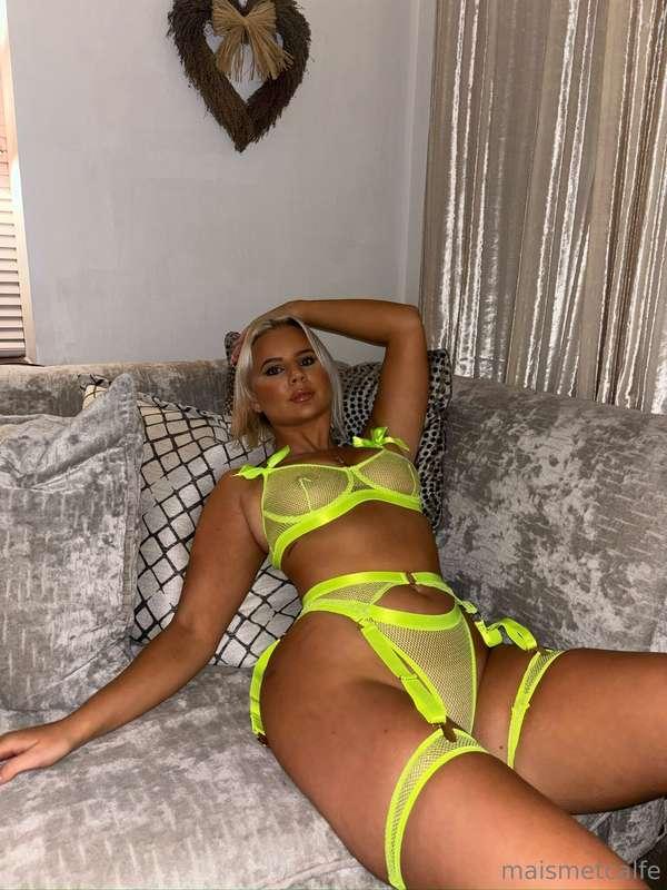 the yellow is doing the tan a favour😅