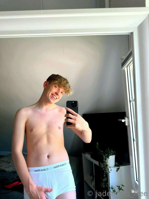 he did it!!!!!

germany's twinkiest twink finally decided to..