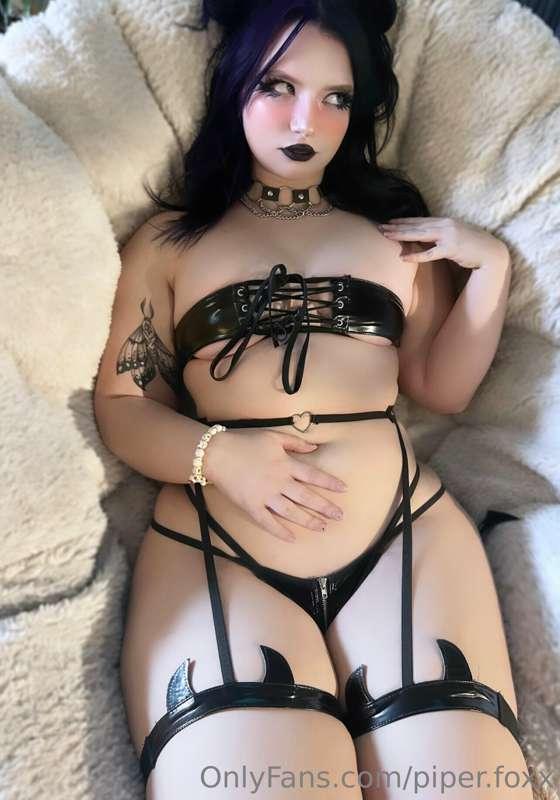 Do you wanna see my 🐱? 🖤💜