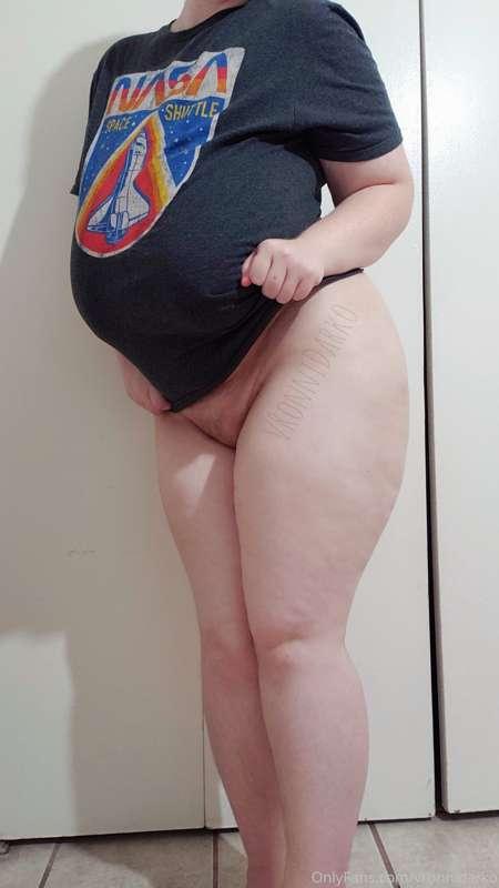 I just look so cute in only a t-shirt ^-^