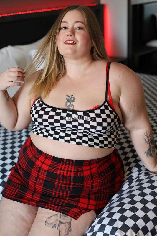 Come help me remove my clothes and try this hotel bed 🥵