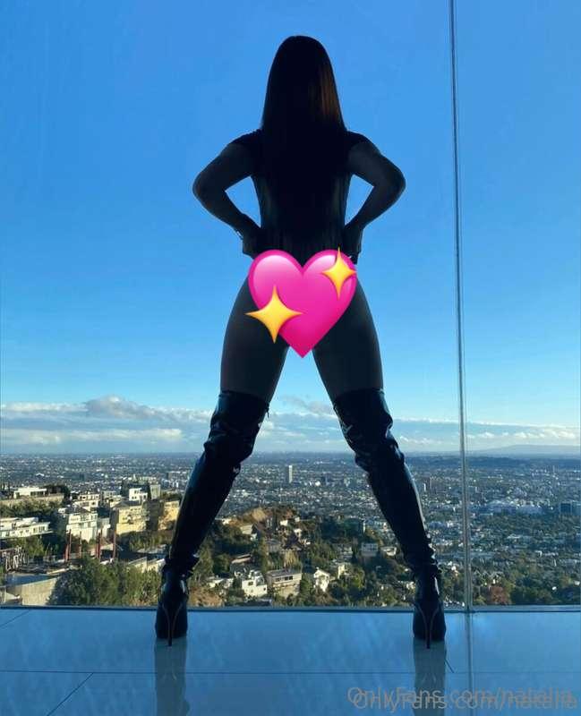 the best view of my ass your gonna get with my favorite thig..