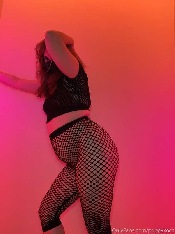 Happy Monday babies ❤️ I hope you like belly & fishnets 🦵 Th..