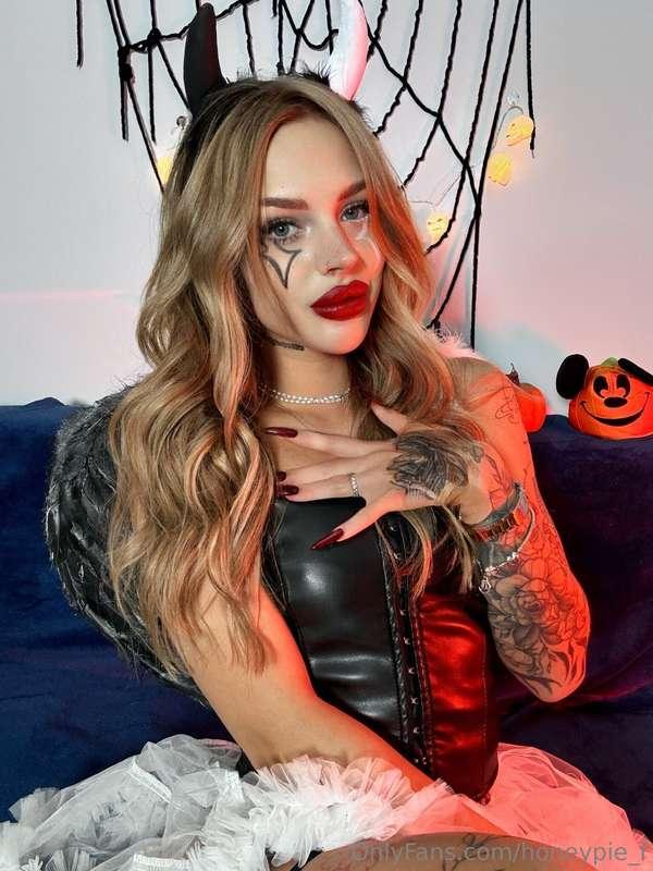 Channeling my inner dark queen tonight 👑✨ Draped in mystery ..