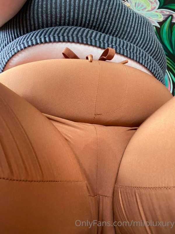 My pussy gets so wet I soak through my pants sometimes. 😩😌🌊