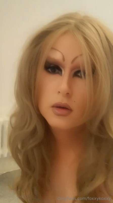 Bland mind bimbo, only thing I have on my mind is cock cock ..