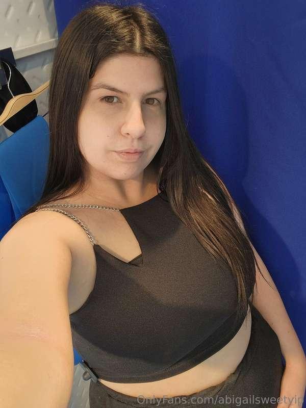 Buying some clothes because im going to a party tonight 🥵🤤🤤🤤