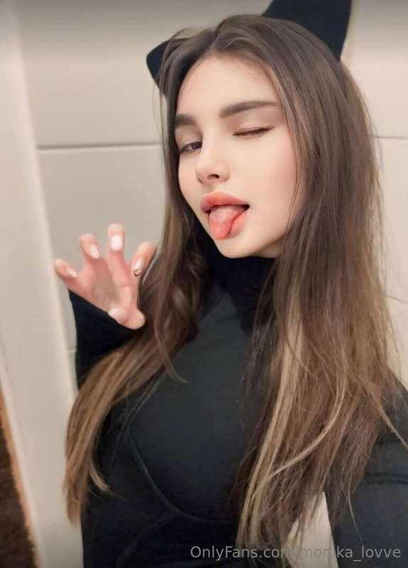 Sweet brunette 💋 @veronica_sexhelper 💋 waiting for you to sh..