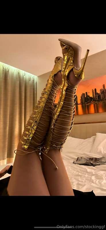 Morning rise & shine 

Feeling very sexy in my new gold shin..