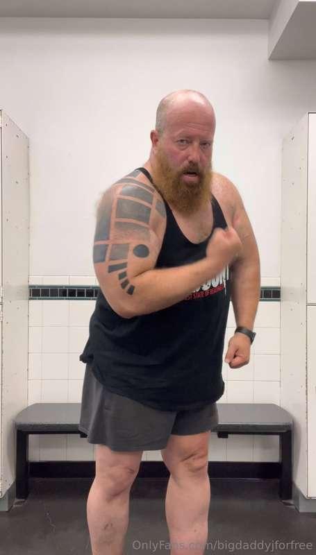 A good arm day pump always makes me leak precum. A hot locke..