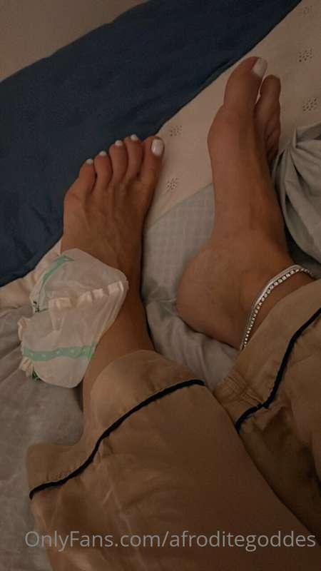A letto con la caviglia dolorante chi mi fa un massaggino .