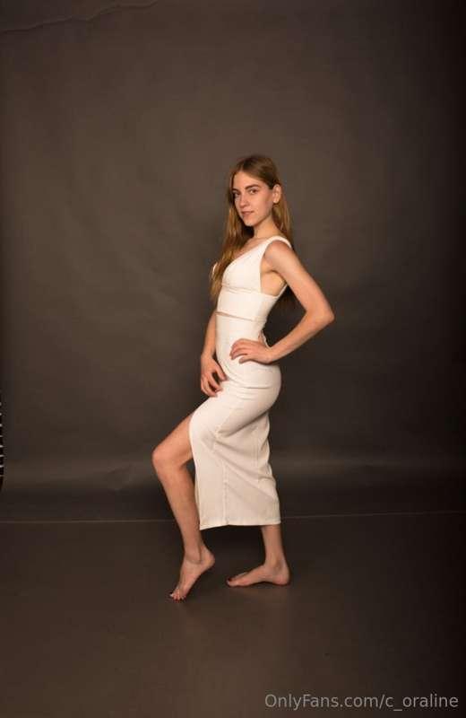 A white light dress is not just a closet item, but a symbol ..