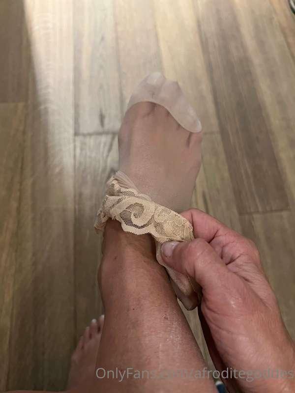 Mi aiuti a mettere le calze, sto per uscire che ne pensi dei..