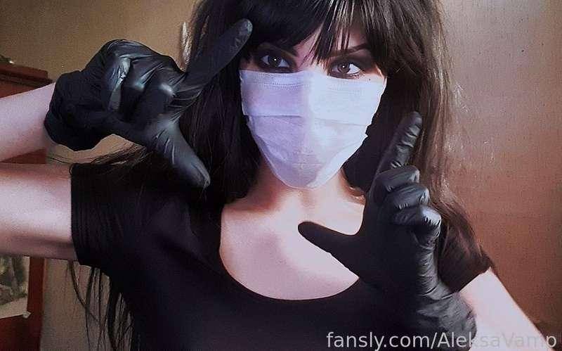 I was looking through the photos and remembered the days when you had to wear masks and, ideally, gloves everywhere.👉👈🤭
As you can see, that’s exactly what I did!😋😋
Do you still walk like this yourself or not?🥰

#fyp #alt #goth #bigtits #tattoos #petite #selfie #brunette #life #nostalgia