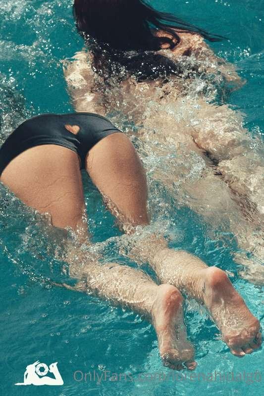 ¿ Quieres que me quite el bikini ? 
Es photoshop así que sól..