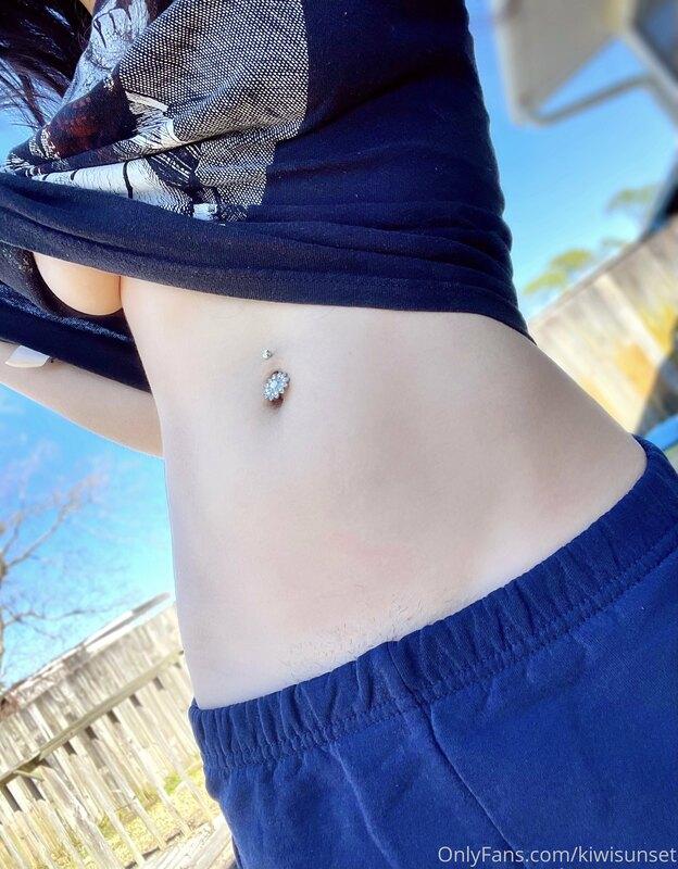 Tummy and underboob to bless your morning. I hope you all ha..