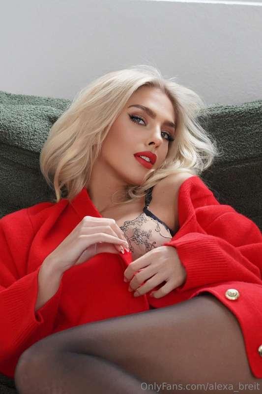 RED HOT LINGERIE STRIPTEASE ALERT! 😍 Ready to be teased and ..