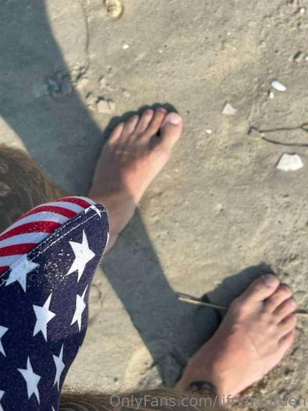 Walking on the beach 👣 🏖