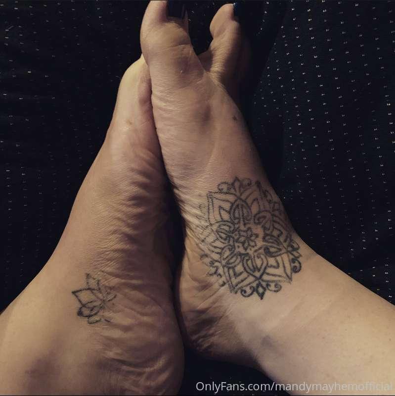 It’s Foot Fetish Friday! Wanna suck on these? 🤤