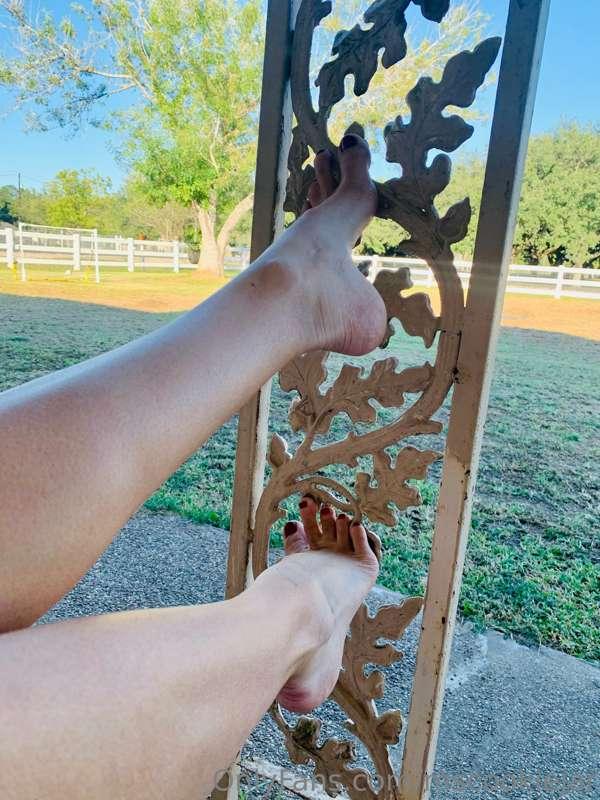 No, this is not my feet photo shoot. But I’m dying from alle..