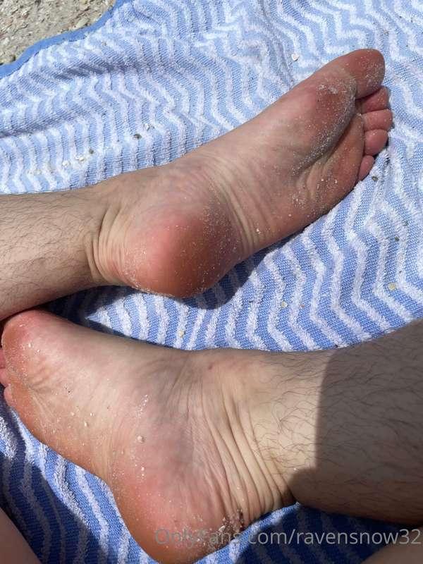 Sandy feet for my feet bois 

Tips make me wet, I can prove ..