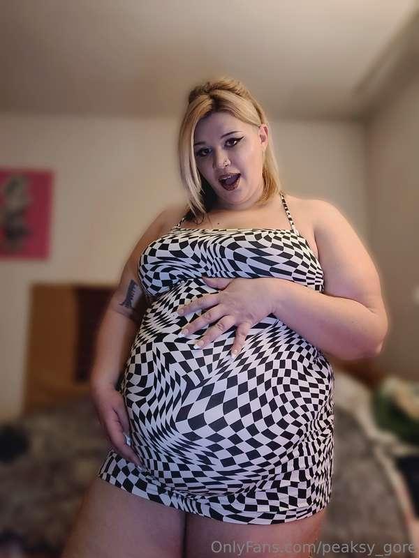 Do you like my new dress?😋 I think it sits really nice on my..