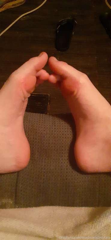 The wrinkles of my feet want you to rub them