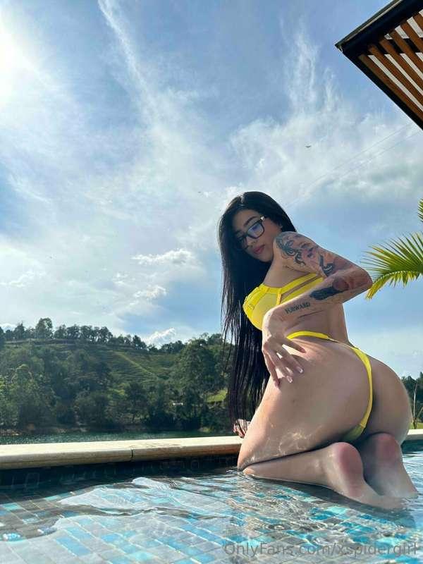 Swipe for the nipple slip 🙈