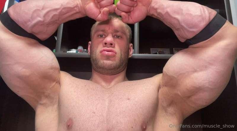 New! Muscle worship 🔝💪 😈Close flexing show 🔥Best veins 👍Dayl..