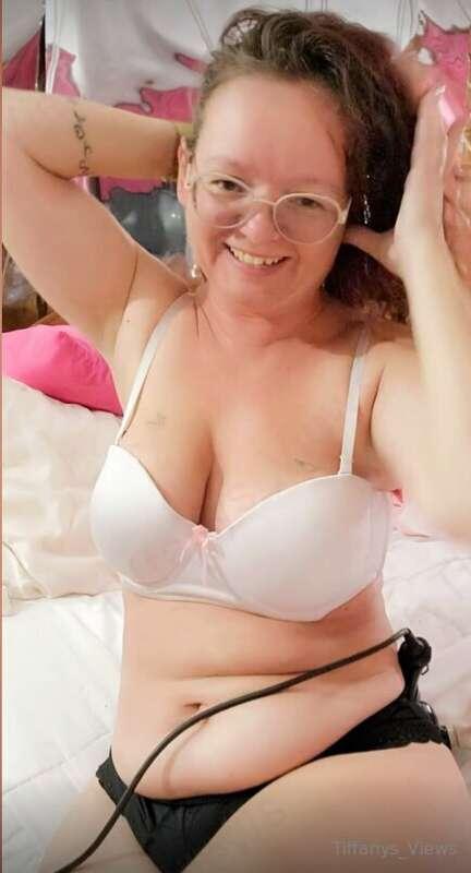 We made it to hump day, treat yourself and cum and have some..