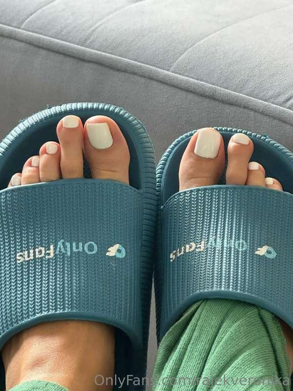 Pretty toes make me happy! 🤍 would you massage?