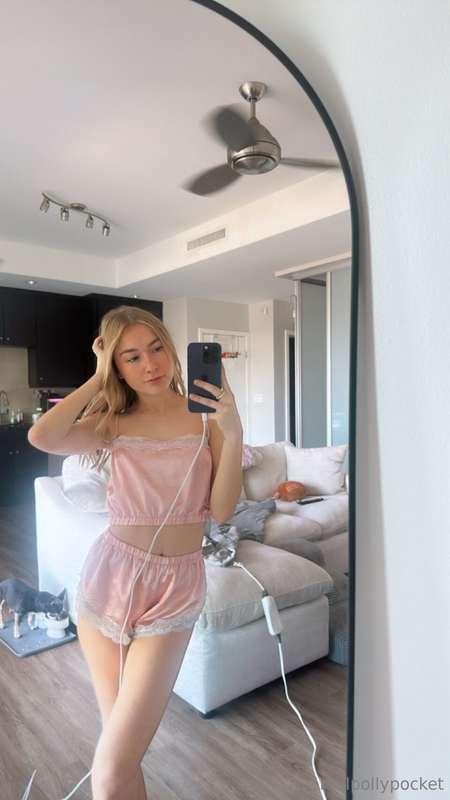 I’m hiding something under my outfit… curious? Hit me up 😏💋