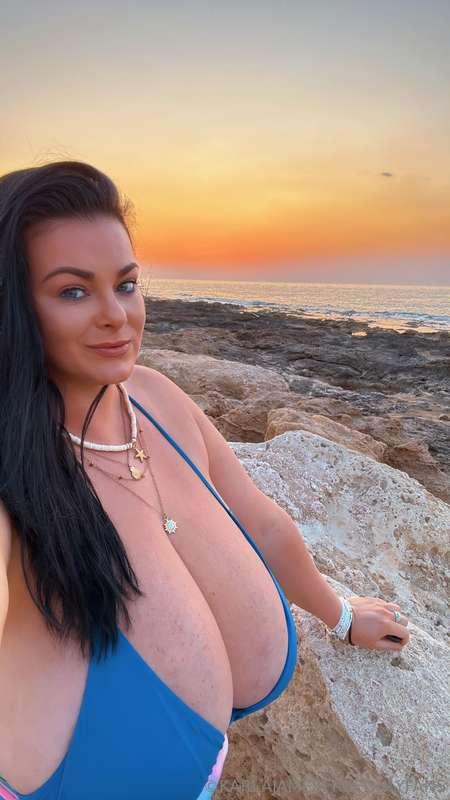 It’s funny how one glance can say everything.. desire, curio..