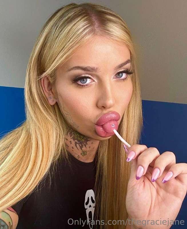 Your love got me twirlin my lollipop🍭it's givin full Pride e..