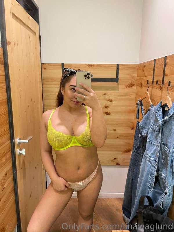 Hehe getting undressed at work 🤭