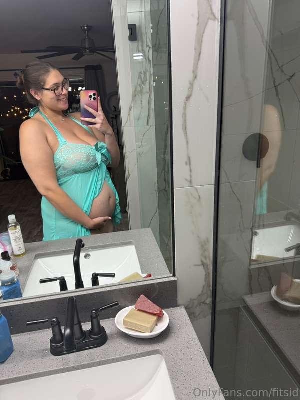 Like this post if you think pregnant women are sexy and beau..