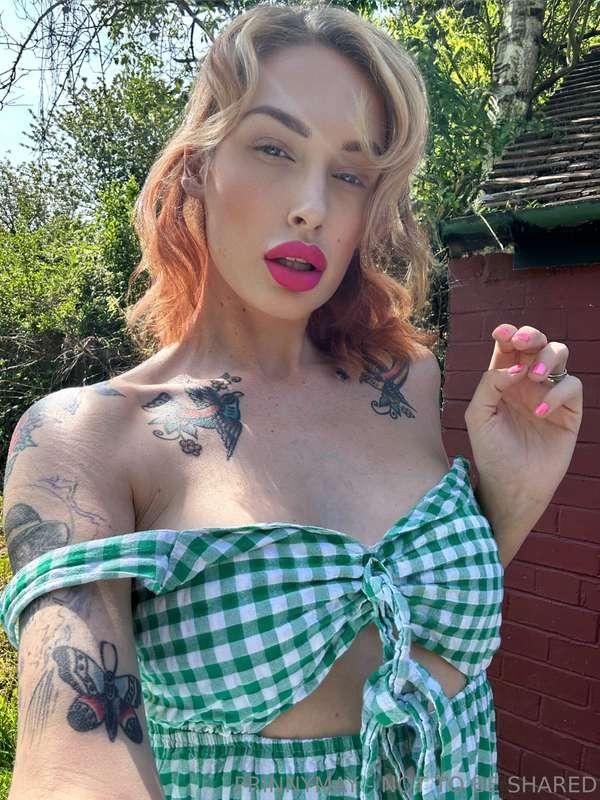 Curvy hips, red lips and a dangerous pair of eyes