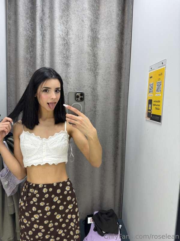 Would you like to see me in my locker room while I'm changin..