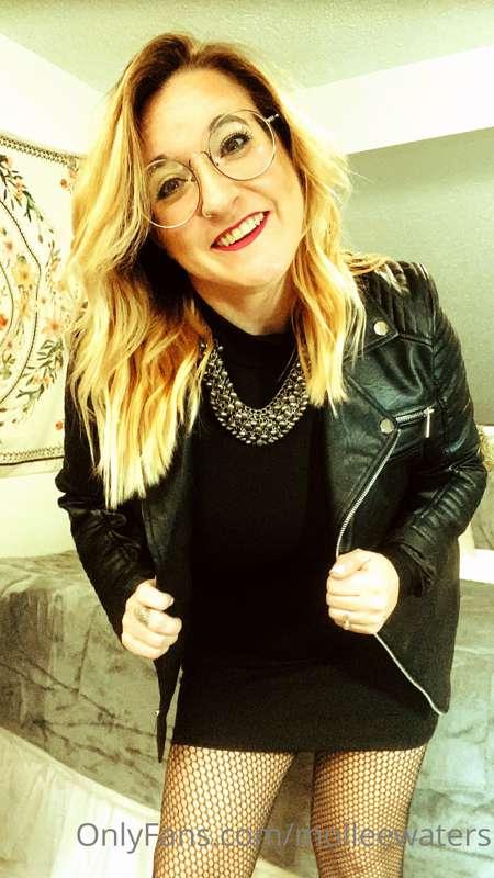 Wanna see what’s under this LBD (little black dress)? 💋 👗