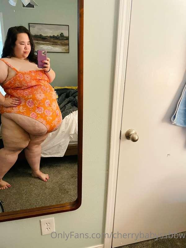 Bursting out this swimsuit 🩱 🫧🧡🍊🔸🏵✴️