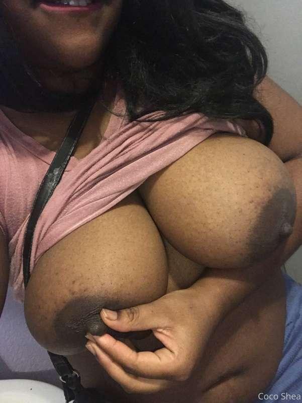 Mommy wants your attention! 😈 🥛