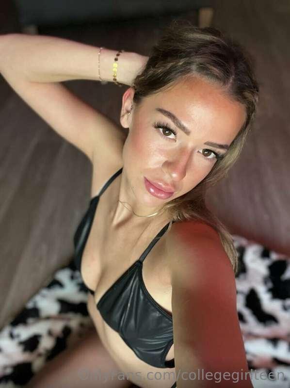 Play with this hottie! Slide in to my DMs!😉👅