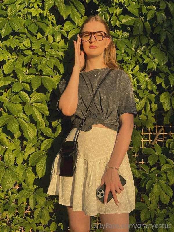 Golden hour glow ✨ + leafy background = instant model vibes ..