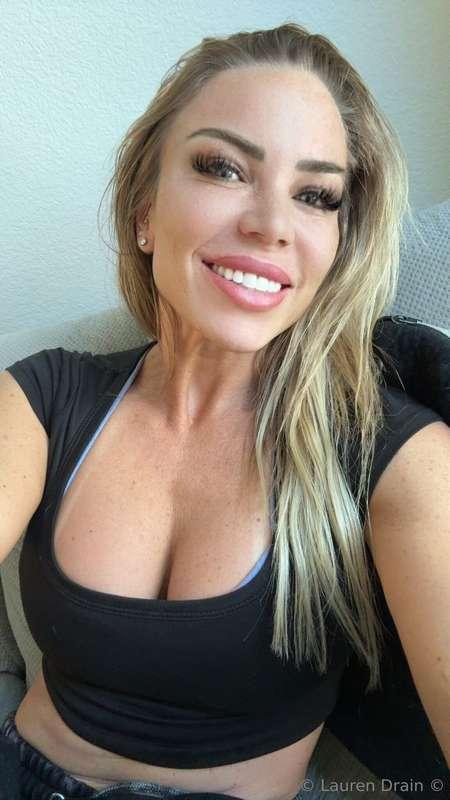 all smiles here 😊 going through all my dms right now!