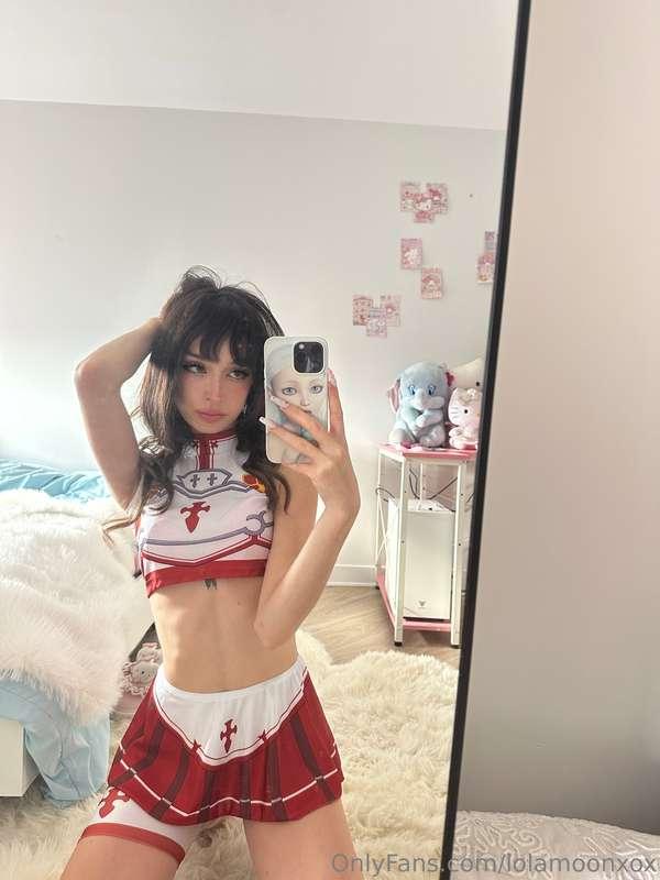 Tiny skirts over pants any day😤