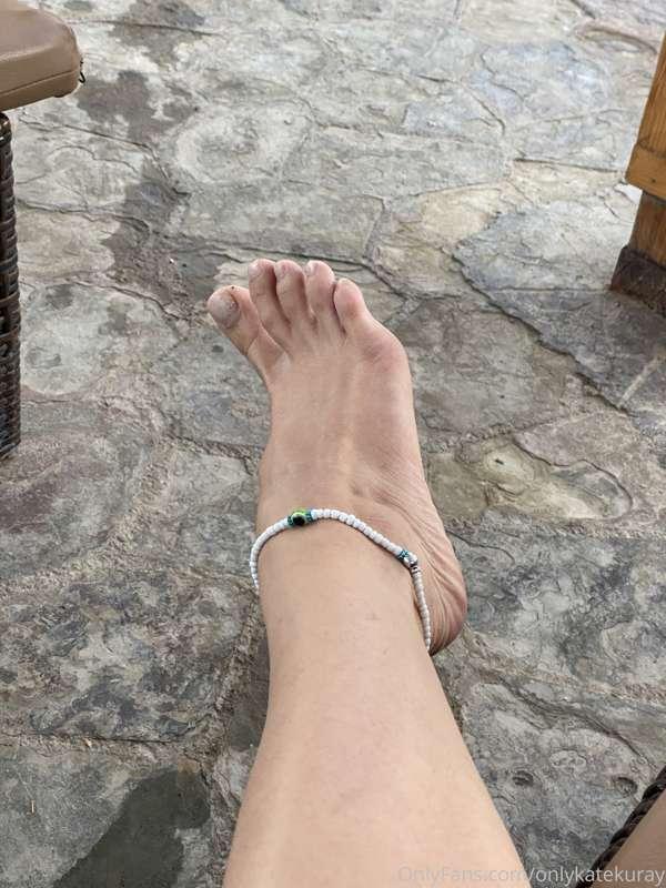 love anklets for legs 🥵