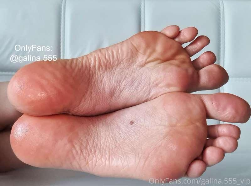 Soles after fresh pedi and creamed up! Who wants a bite?? ❣️