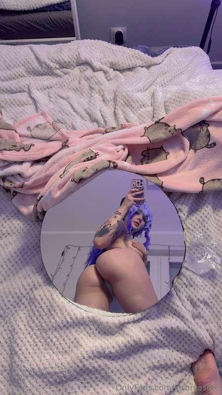 play time in the mirror :3