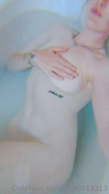 BATH TIME 🛁🧼
Who wants to join me ?!?